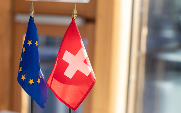 Fahnen der EU und der Schweiz